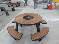 Ensemble de tables d'extérieur modernes en acier galvanisé et en bois WPC avec banc, table de pique-nique pour l'école, l'hôtel et le parc