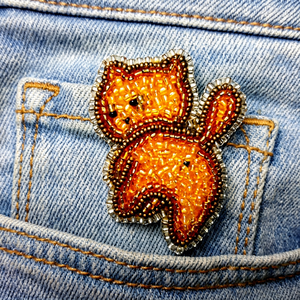 Broche chat perlée faite à la main, orange, en forme d'animal, broderie textile, éco-responsable, sur toile de coton de haute qualité, artisanat - Product Image 1