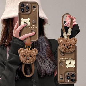Nouvelle <span class=keywords><strong>coque</strong></span> de téléphone en similicuir texturé motif tête d'ours 3D et grains de café pour <span class=keywords><strong>iPhone</strong></span> 16 15 Pro Max <span class=keywords><strong>avec</strong></span> <span class=keywords><strong>cordon</strong></span> tressé marron - Product Image 1