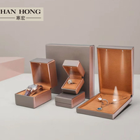Boîtes à bijoux, emballage pour bagues, bracelets, colliers, logo personnalisé, estampage à chaud doré, boîte à montres et bijoux en cuir PU doré avec lumière LED