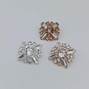 Nuovo Design 2026: Bottone in Metallo con Cristalli e Diamanti, Fibbia a Croce Traforata in Metallo - Product Image 5
