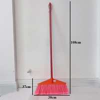 Vente chaude Moins de 1 dollar Balai simple avec poils en plastique pour le balayage des sols intérieurs et extérieurs Produits