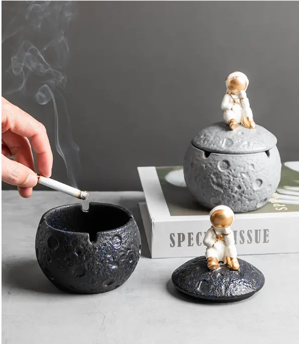 Ceniceros divertidos con tapa de cerámica redonda multiusos geométricos a prueba de viento juegos de regalo decoración astronauta fumar cigarrillo Ashtr