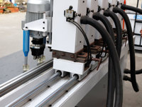 Aléseuse de charnière de meubles d'armoire de porte CNC horizontale à 5 têtes nouvelle conception machines à bois avec composant de moteur de base