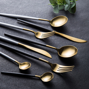 Cubiertos de acero inoxidable de buena calidad Juego de cubiertos con mango negro dorado <span class=keywords><strong>mate</strong></span> Cubiertos en <span class=keywords><strong>vajilla</strong></span> - Product Image 2