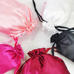 Pochette de rangement personnalisée avec logo pour perruques, bijoux et extensions capillaires, en satin de soie avec cordon de serrage, anti-poussière - Product Image 5