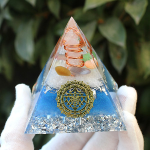 Pyramide en cristal Kogiya, résine époxy, artisanat, 6 cm, décoration d'intérieur, ornement de bureau avec gravure interne - Product Image 1