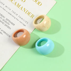 Bague en résine de couleur bonbon, style artistique exagéré, tendance européenne et américaine, tendance transfrontalière, couleur <span class=keywords><strong>joker</strong></span>, tendance sur internet - Product Image 2