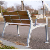 Banc de patio moderne en bois avec pieds en aluminium pour espaces publics extérieurs : parcs, jardins, hôpitaux, écoles, centres commerciaux, gymnases – Banc en métal