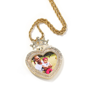 Popular personalizado Acero inoxidable medallón memoria corona collar colgantes chapado en <span class=keywords><strong>oro</strong></span> marco <span class=keywords><strong>de</strong></span> fotos grabado <span class=keywords><strong>con</strong></span> <span class=keywords><strong>cadena</strong></span> <span class=keywords><strong>de</strong></span> cuerda - Product Image 1