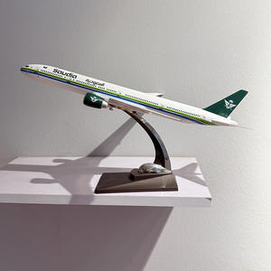 Modelo de Avión Boeing 777-300ER de Saudi Airlines a Escala 1:200, Hecho a Mano en Resina, Adorno de Escritorio - Product Image 1