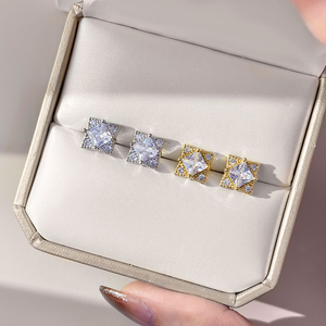 Boucles d'oreilles clous tendance en laiton plaqué or 18 carats et rhodium avec zircon, serties griffe, pour femme, idéales pour fiançailles, fêtes et mariages - Product Image 6