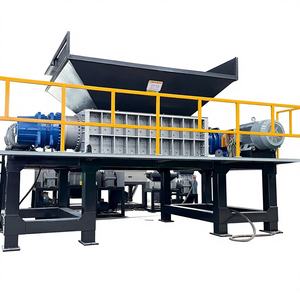 Broyeur à double arbre pour le broyage des carter de moteur, des pare-chocs en plastique et des tuyaux en caoutchouc dans les centres de recyclage automobile - Product Image 1