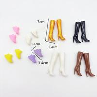 Mini bottes tendance 1/6 pour poupées de 11 pouces (30 cm) – Chaussures à talons hauts en plastique, style mini-jouet pour filles, accessoires pour poupées.
