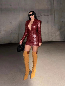 XH1115 - Collezione Autunno 2026 <span class=keywords><strong>Donna</strong></span>: Abito in <span class=keywords><strong>Pelle</strong></span> Rosso Sexy con Scollo a V Profondo e Pieghe - Product Image 2