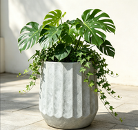 Jardinière haute Ronglin moderne gris clair côtelée, pot texturé style béton cannelé pour plantes de jardin extérieur