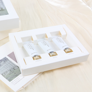 Boîte cadeau en carton ondulé personnalisée pour parfums et soins de la peau, avec insert en éponge, impression dorée et gaufrage, revêtement UV et pelliculage mat - Product Image 2