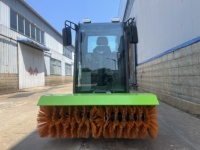 Machine à balayer la neige robuste et performante, à moteur diesel, pour la route, à fonctionnement stable et fluide