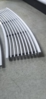 Grille d'aération moderne sur mesure à persiennes courbées en alliage d'aluminium pour climatisation centrale, idéale pour les halls d'hôpitaux et usage domestique, Ruiboyou 45 lames
