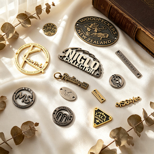Étiquette Métallique Personnalisable Gravée Sans Nickel avec Logo Personnalisé pour Vêtements, Bagages et Accessoires - Product Image 1