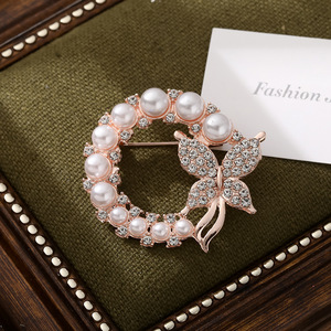 Broche en alliage plaqué or rose en forme de feuille avec perles d'imitation et cristaux pour femme, accessoire de mode pour fiançailles, mariage et soirée - Product Image 2