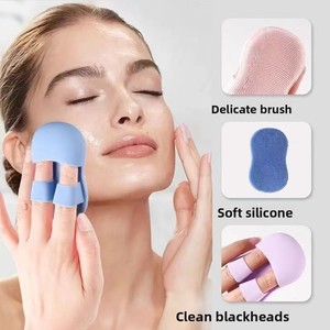 Brosse nettoyante faciale portable en silicone souple, design unique en forme de doigt, couleur noire, pour éliminer les points noirs et le maquillage - Product Image 5