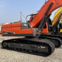 La machine est bien entretenue, d'origine coréenne, d'occasion, excavatrice sur chenilles Doosan DX225LCA pour la construction municipale