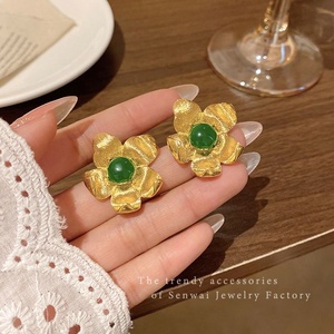 Pendientes de tuerca dorados para mujer, de acero inoxidable, con diseños escultóricos de lazo, corazón texturizado, hoja, flor y mariposa exagerada, para fiesta - Product Image 2