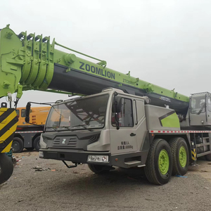 Grúa sobre Camión Zoomlion ZTC800H Usada de Primera Calidad, 80 Toneladas, Pluma de 65.6m, Elevación Suave, Sistema Hidráulico Duradero para Trabajos de Ingeniería - Product Image 1