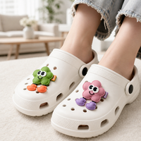 Breloques de chaussures personnalisées HS, motifs fleurs de dessin animé mignonnes avec appliques boutonnées et décorations amusantes en PVC pour sabots et sandales