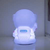 2025 nouveaux cadeaux Spaceman veilleuse led blanc silicone veilleuse rechargeable réutilisable écologique silicone led veilleuse