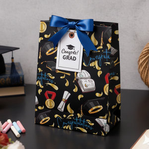 Papel de Regalo de Graduación con Diseño de Libros, Gorras y Medallas en Negro y Dorado, Papel de Arte de Doble Cara para Envolver Regalos - Product Image 1