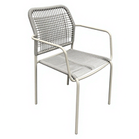 Chaise empilable de patio extérieure moderne, imperméable et portable, avec rotin léger et corde tressée en métal pour la salle à manger