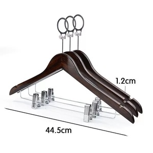 Cintres de sécurité en bois naturel de style hôtel Finition laquée à un niveau Serrure à anneau <span class=keywords><strong>antivol</strong></span> en métal - Product Image 2