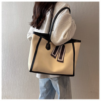 Sac fourre-tout imperméable en PU bicolore à texture haute, avec foulard imprimé, grande capacité, pour femme, sac à bandoulière/portable élégant pour le travail