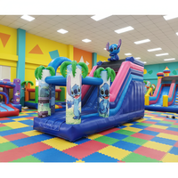 Château gonflable bleu vif avec toboggan et personnage de dessin animé ludique pour le divertissement des enfants en intérieur