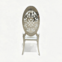 Chaise de mariage en acier inoxydable argenté avec découpe baroque en forme de médaillon ovale, dossier découpé au laser et assise en cuir blanc