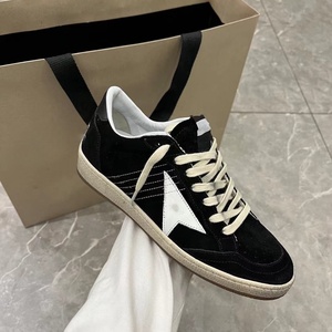 Zapatillas de Diseño de Piel Genuina de Ganso Blanco Antideslizantes y Cómodas, Estilo Skateboard, Doradas con Efecto Desgastado - Product Image 3