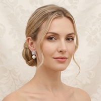 Boucles d'oreilles pendantes tendance en laiton avec perles, zircone cubique marquise et motifs feuille et fleur pour femme, idéales pour mariage romantique et fête nuptiale