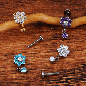 Right Grand 16G Flower CZ Drop Dangle ASTM F136 Pendiente plano de titanio Tragus Helix Lobe Stud Piercing plano - Product Image 3