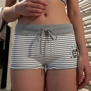 กางเกงขาสั้นทรงสกินนี่ผ้ายืด/โพลีเอสเตอร์ลายทางพิมพ์ลายตัวอักษรพร้อมเชือกผูกเอว - กางเกงลำลองใส่สบายสำหรับผู้หญิง ส่งออกต่างประเทศ - Product Image 1