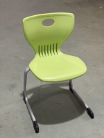 Chaise de salle à manger en plastique PP verte pour l'école et la formation