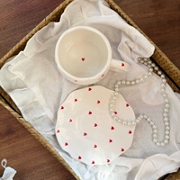 Handgemaakte keramische beker en schotel met handgeschilderd onregelmatig design, koffie- en theekop, romantisch Valentijnsdag- en Moederdagcadeau