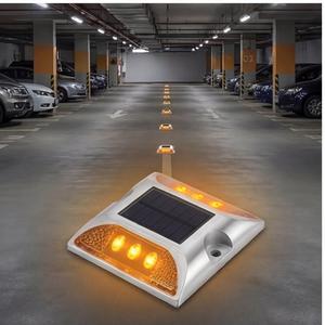 Borne de signalisation routière solaire bidirectionnelle en aluminium robuste et réfléchissante pour la guidage des voitures en zone rurale en virage et en courbe - Product Image 2