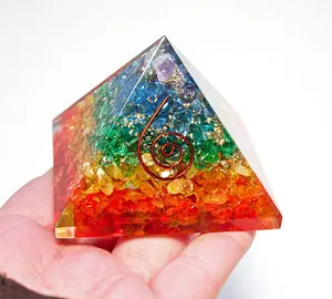 Offre Spéciale Sculpté en Gros 7 chakra cristal multicouche 7 chakra Pyramide d'orgone Ornement Pour la guérison reiki avec l'anneau de cuivre.