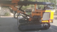 Foreuse rotative sur chenilles en acier allié avec moteur diesel pour le forage de trous de dynamitage DTH dans les mines et la dynamatisation des roches