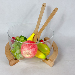 Ensaladera de vidrio con base de bambú y juego de cubiertos, diseño minimalista para servir comida en fiestas. - Product Image 1