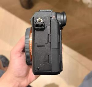Appareil photo hybride Sony A7R IV d'occasion, boîtier 61MP plein format, stabilisation 5 axes, vidéo 4K, bon état, prêt à être expédié - Product Image 6