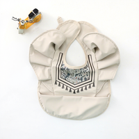 Bavoir pour bébé mignon et amusant, 2 couches, imperméable, fermeture à boutons, écologique, lavable, imprimé avec logo personnalisé pour bébés et tout-petits