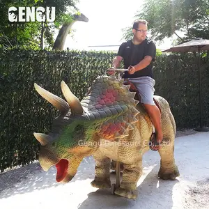 Eğlence parkı sikke işletilen dinozor binmek çocuk oyunu oyna
